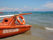 Laigueglia Strand mit Rettungsboot